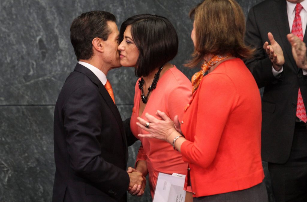 La empresa que hizo millones con los múltiples viajes del Inmujeres