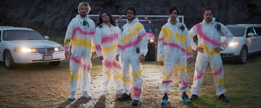 Limosinas, extraterrestres, coreografías: Esto es «Fuera de lugar», lo nuevo de Little Jesus con Girl Ultra