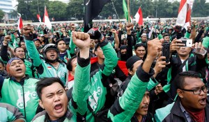 GOJEK GRAB memprotes tarif aplikasi rendah di depan DPR