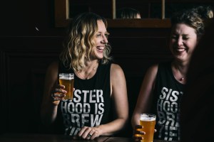 Una mujer de Toronto que dejó su trabajo corporativo para iniciar su propia empresa cervecera.