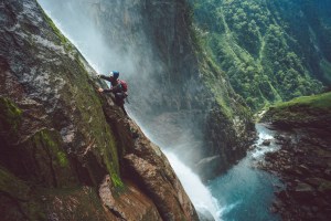 Begini Rasanya Mendaki Air Terjun di Jepang Dengan Teknik Suci Sawanobori