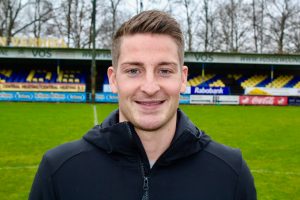 Amateurvoetballer Rick Vervaart stapt iedere week in het vliegtuig om in de derde klasse te kunnen voetballen bij VV Desk.