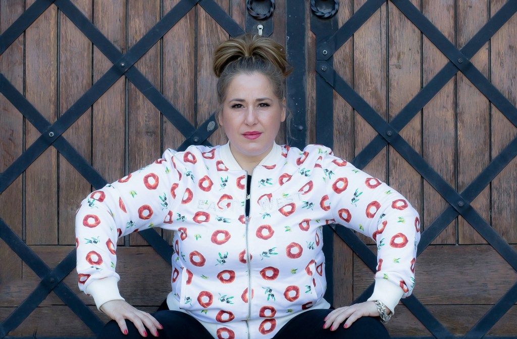 Idil Baydar geht trotz Morddrohungen weiter als Jilet Ayse auf die Bühne