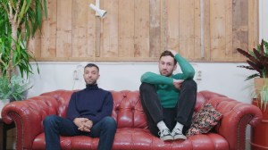 Filmmakers Tofik en Willem op een rode bank