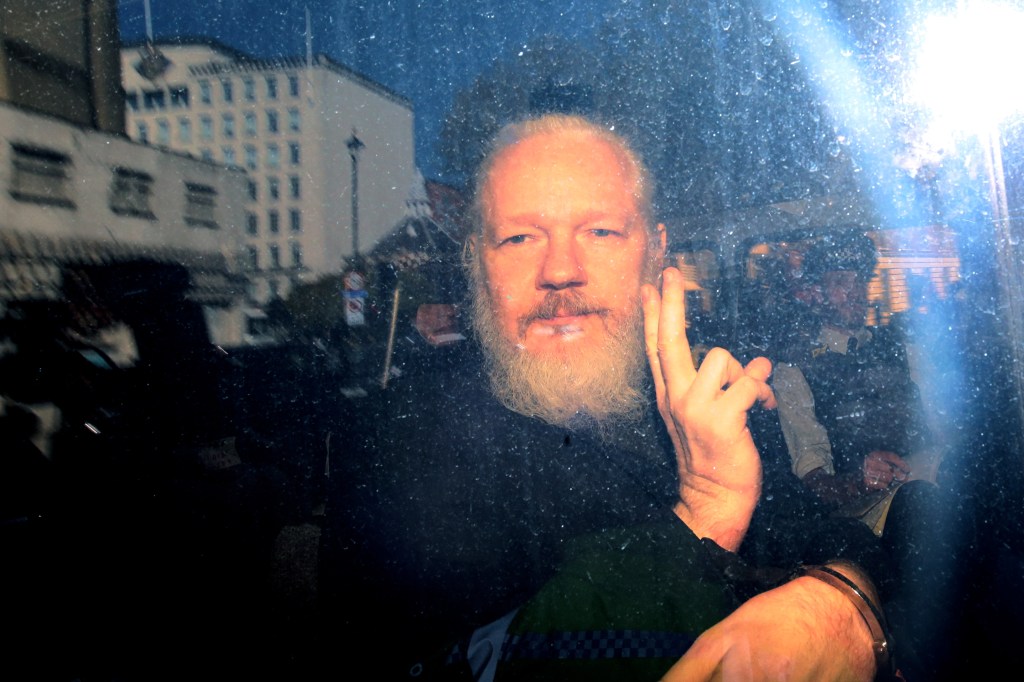 Julian Assange está acusado de hacking, não de publicar informação confidencial