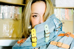 Marina Hoermanseder mit bunter Jeans um den Hals