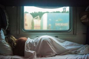 vrouw slaapt in treinwagon