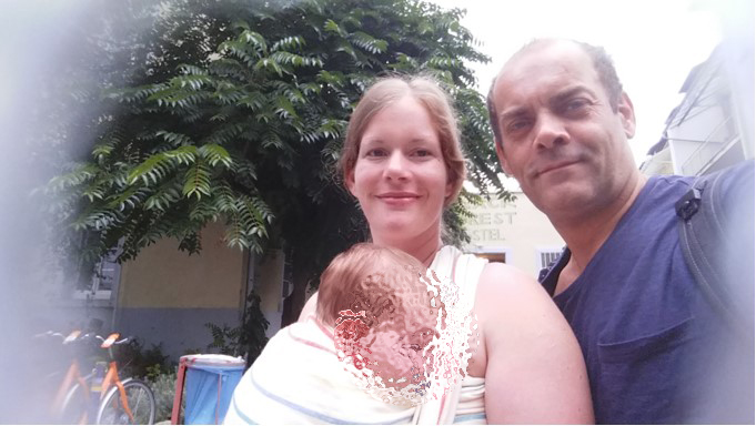 Dieter mit seiner Frau und dem gemeinsamen Baby, sie lehnen die Impfpflicht ab und wollen sich dagegen wehren