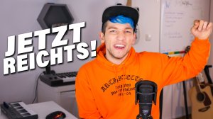 Der Youtuber Rezo sitz vor seinem Mikrofon