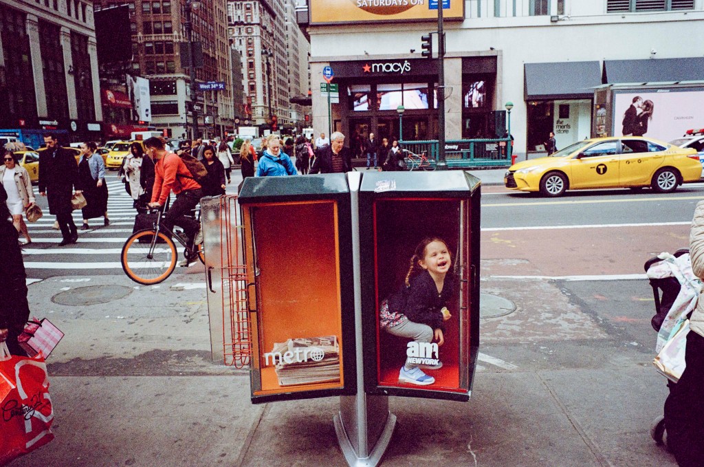 This Street Photographer Finds Perfect, Spontaneous Moments on NYC’s Sidewalks
