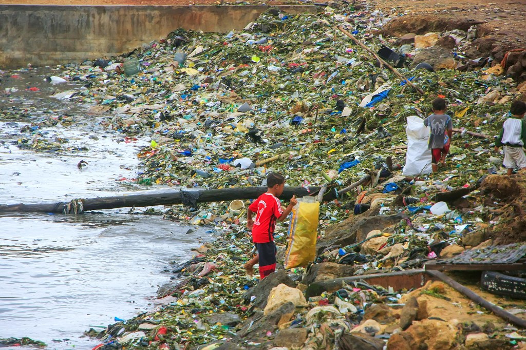 Indonesia Kirim Balik Lima Kontainer Sampah ke Negara Maju