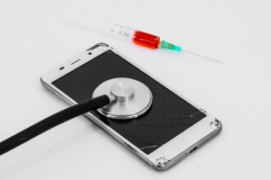 mobile phone and stethoscope Dokter Bisa Tahu Penyakit Kita Lewat Postingan Facebook