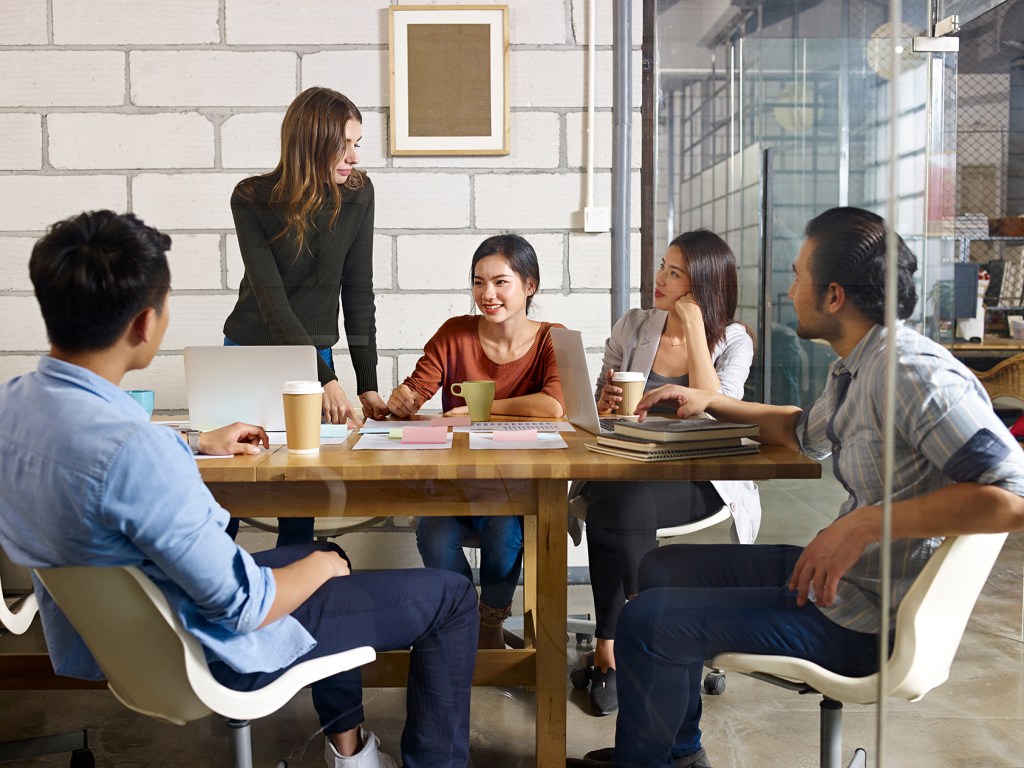 Benarkah Pekerja Milenial Sulit Berteman di Kantor?