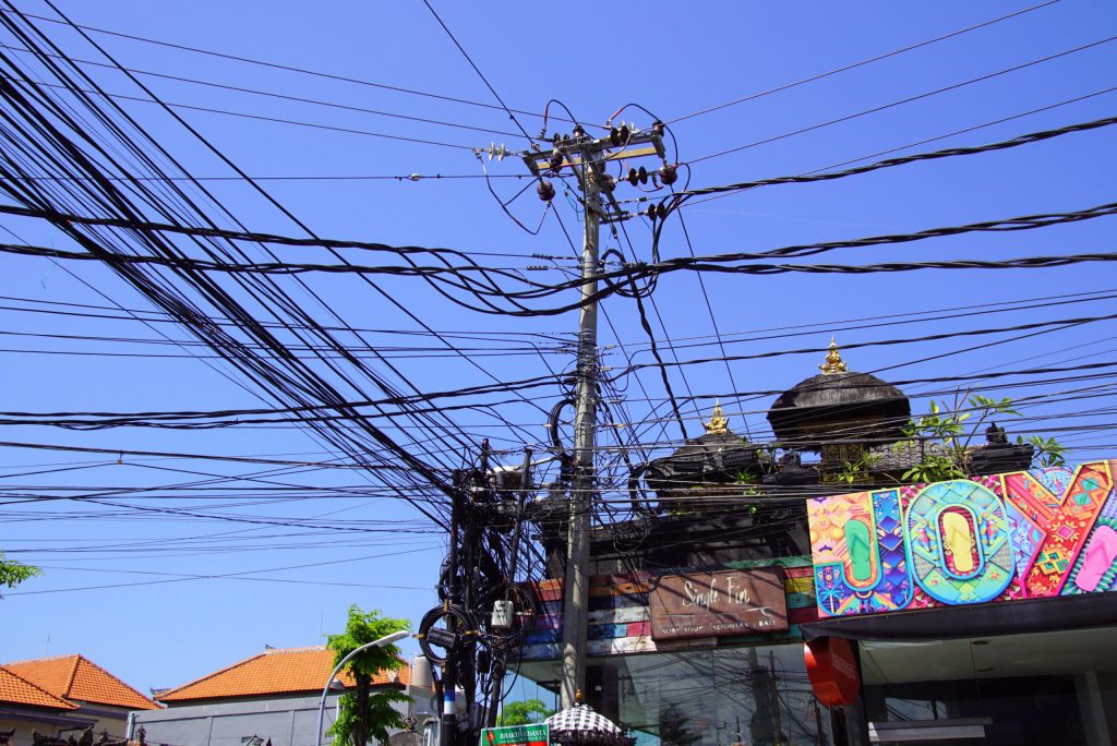 Kenapa Sih Kabel Listrik di Indonesia Semrawut dan Tak Disalurkan Bawah Tanah Saja?