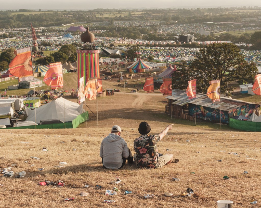 Hoe vreemd en eenzaam Glastonbury eruitziet om 6 uur 
’s ochtends