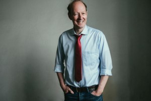 Martin Sonneborn Europaabgeordneter der PARTEI lacht am Tag der Europawahl