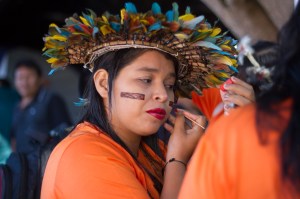Shirley Arara pintándose con achiote y jenipapo en el 'Acampamento Terra Livre' en Brasília. Foto: Gabriel Uchida/VICE
