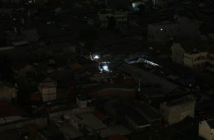 Kondisi perkampungan di Jakarta Pusat gelap gulita akibat pemadaman listrik massal pada 4 Agustus 2019. Foto oleh Fransiska Nangoy/Reuters​