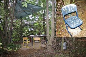 Ein Tisch und Stühle stehen im Wald