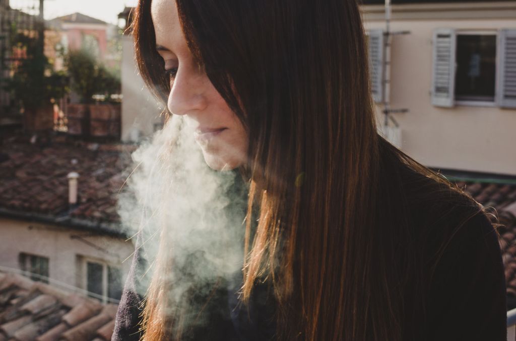 Peneliti Menyimpulkan Vape Tak Bagus untuk Kesuburan Perempuan