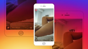 Ein Handybildschirm zeigt eine Instagram-Story, in der nackte Beine zu sehen sind