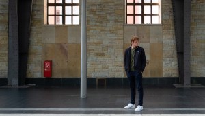 Der Autor am Bahnhof