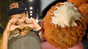 Der Host Abel neben einem frittierten Teigbällchen