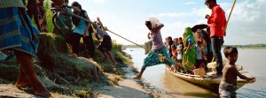 Man springt uit bootje