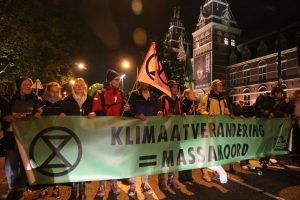 mensen protesteren met een banner in Amsterdam