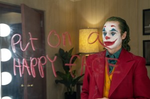 Der Joker, aka Arthur Fleck, vor dem Spiegel