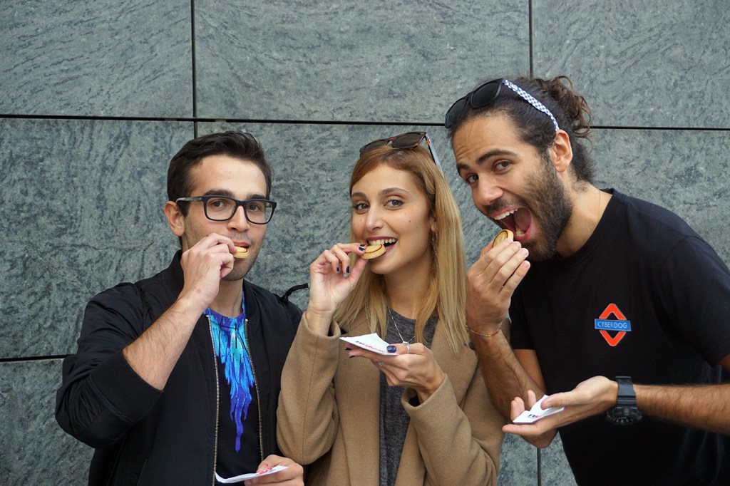 Quanto cibo puoi scroccare a Milano secondo dei professionisti dello scrocco
