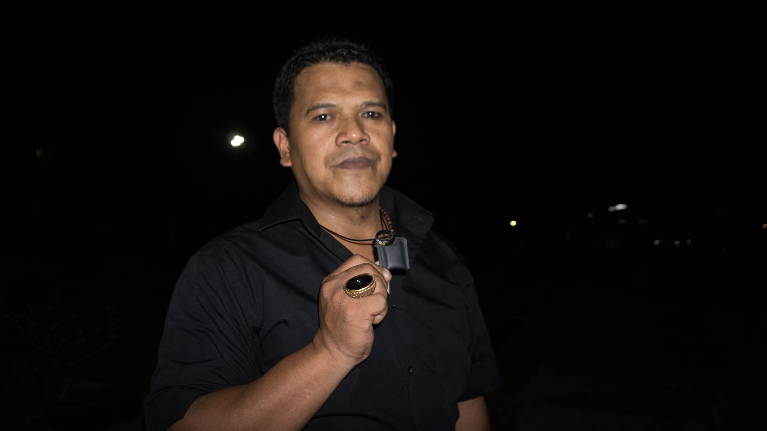 1572506706367-Daud-memamerkan-jimat-yang-isinya-tak-boleh-diketahui-orang-lain