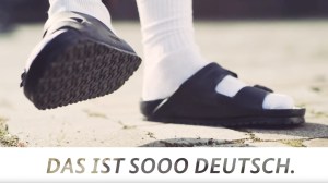 Jemand läuft mit weißen Socken in Birkenstock