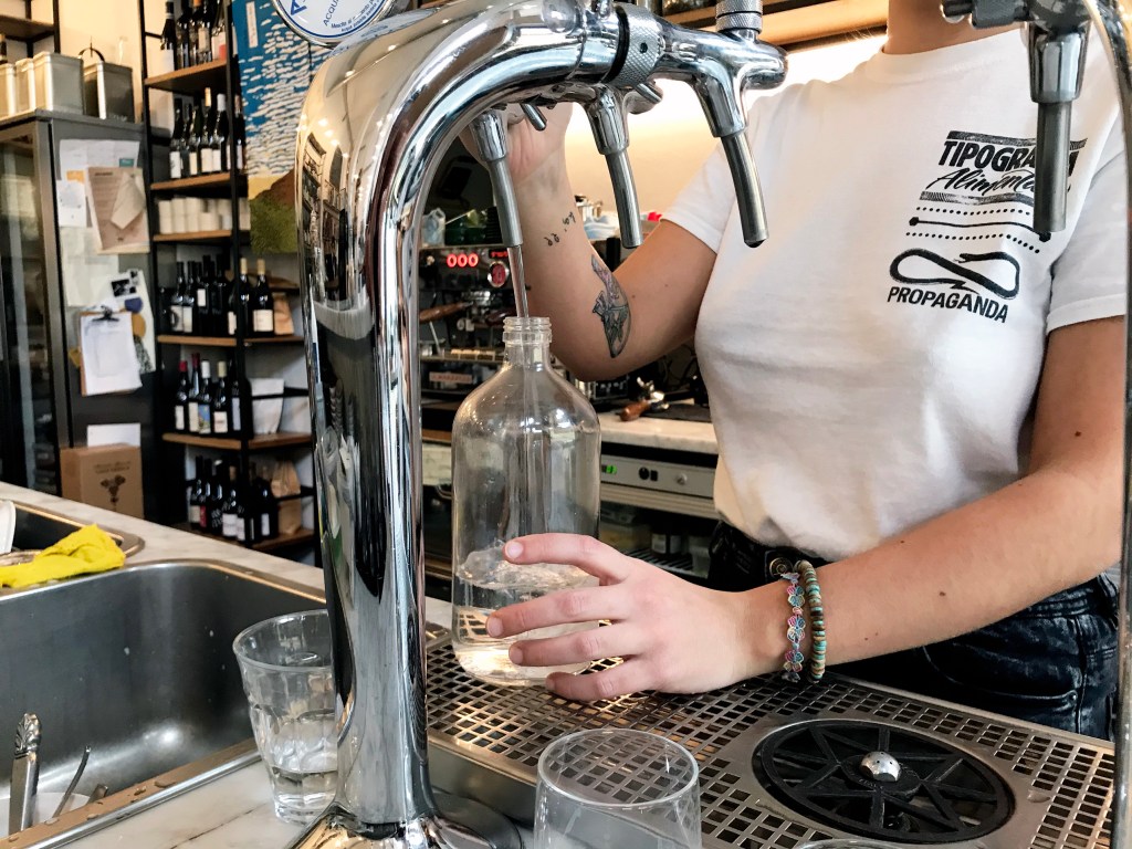 Perché dobbiamo smetterla di bere acqua confezionata (non solo per via della plastica)