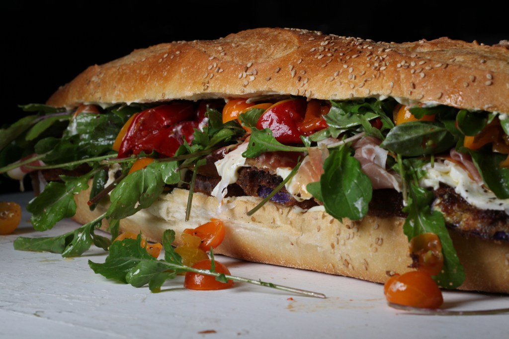 Panino con melanzane fritte mozzarella e prosciutto