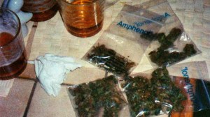 Alkohol und Cannabis liegen auf einem Tisch