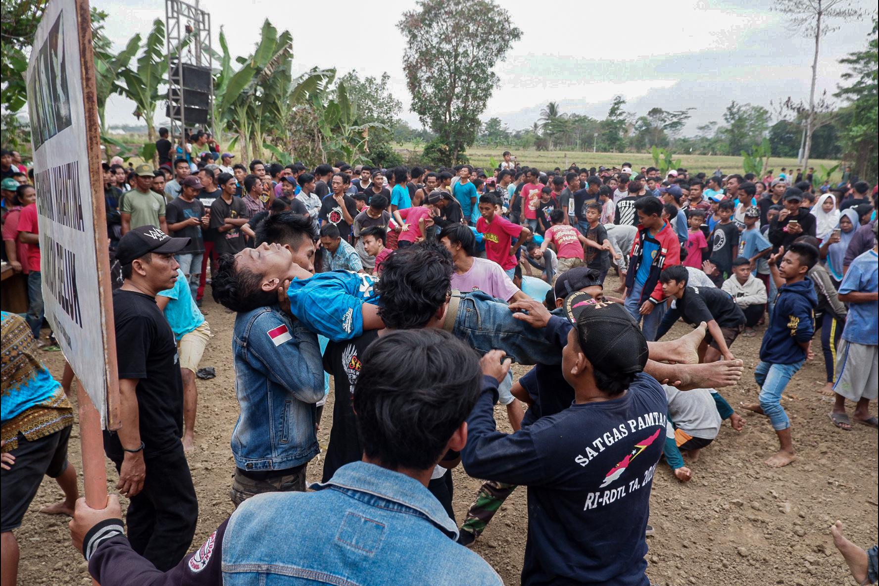1574068828077-Salah-satu-penonton-yang-wuru-tengah-berusaha-disadarkan-kawan-komunitasnya