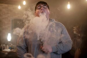man die aan het vapen is