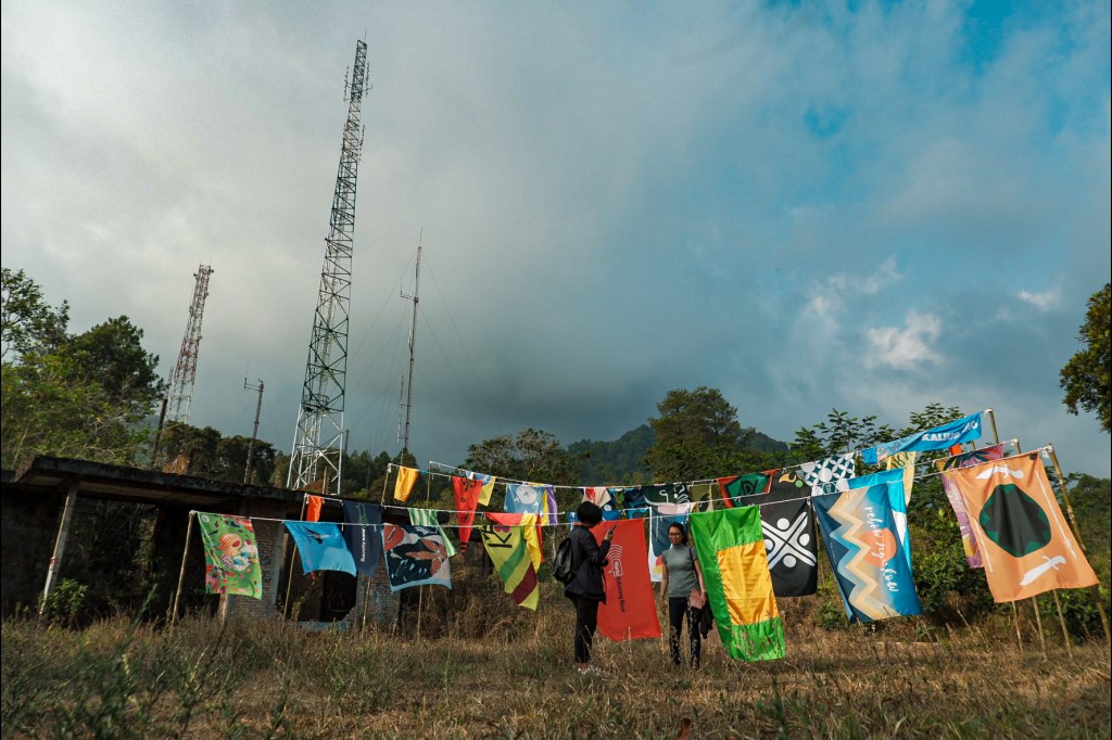 Mengarsipkan Warna-Warni Kehidupan di Lereng Gunung Berapi Paling Aktif Indonesia