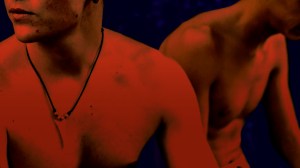 Zwei Männer sitzen Rücken an Rücken, symbolisch für sexuelle Spannung unter Männern