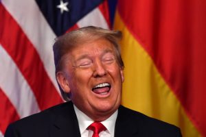 Donald Trump idiot bêtise survivre