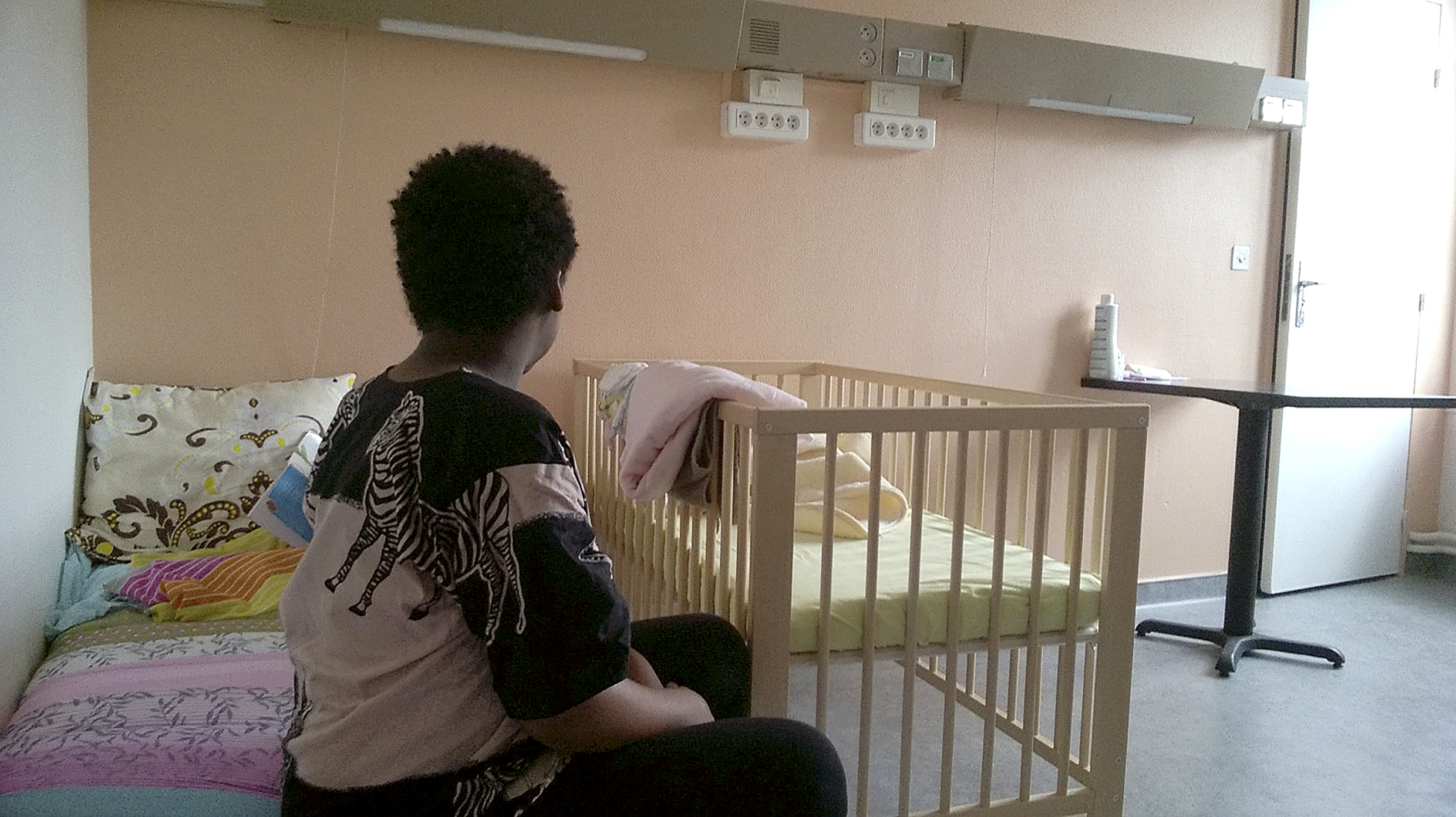 Une mère de famille, au centre d'hébergement d'urgence de l'Hotel Dieu