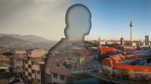 Umrisse einer Person vor Teheran und Berlin