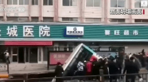 Bus yang tertelan lubang runtuhan sinkhole di cina