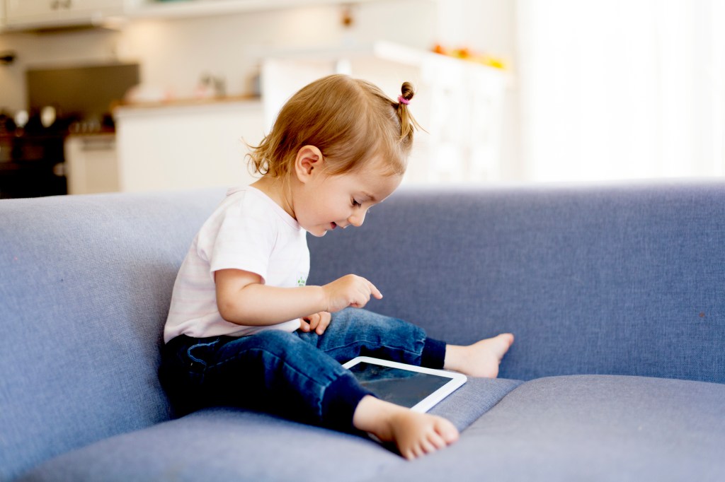 Mettere i bambini piccoli davanti agli schermi è più dannoso di quanto crediamo