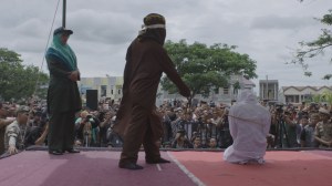 Algojo Perempuan Aceh Kembali Mencambuk Warga, Dipuji 'Tekniknya Bagus'