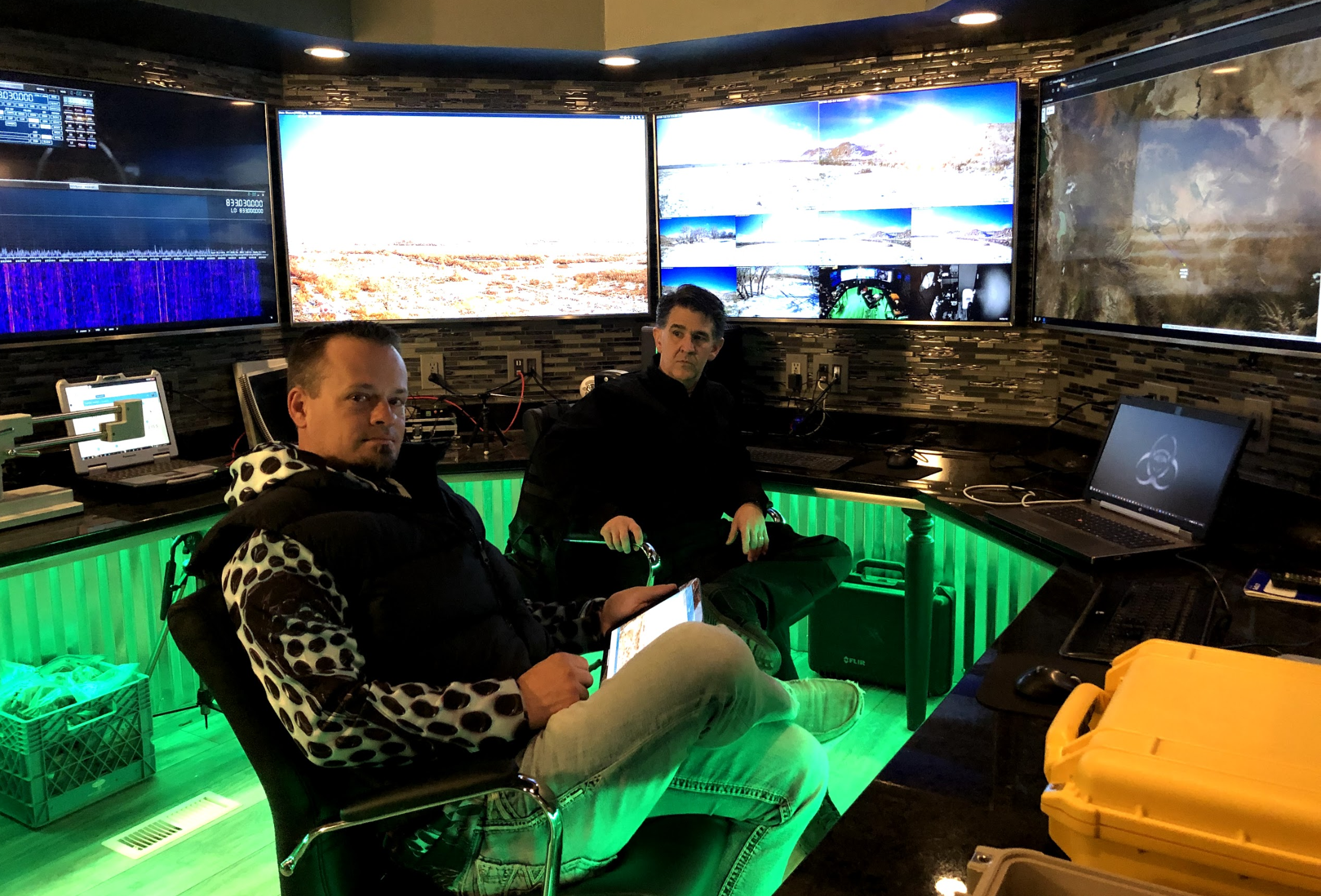 Thomas Winterton und Erik Bard sitzen in der Kommandozentrale