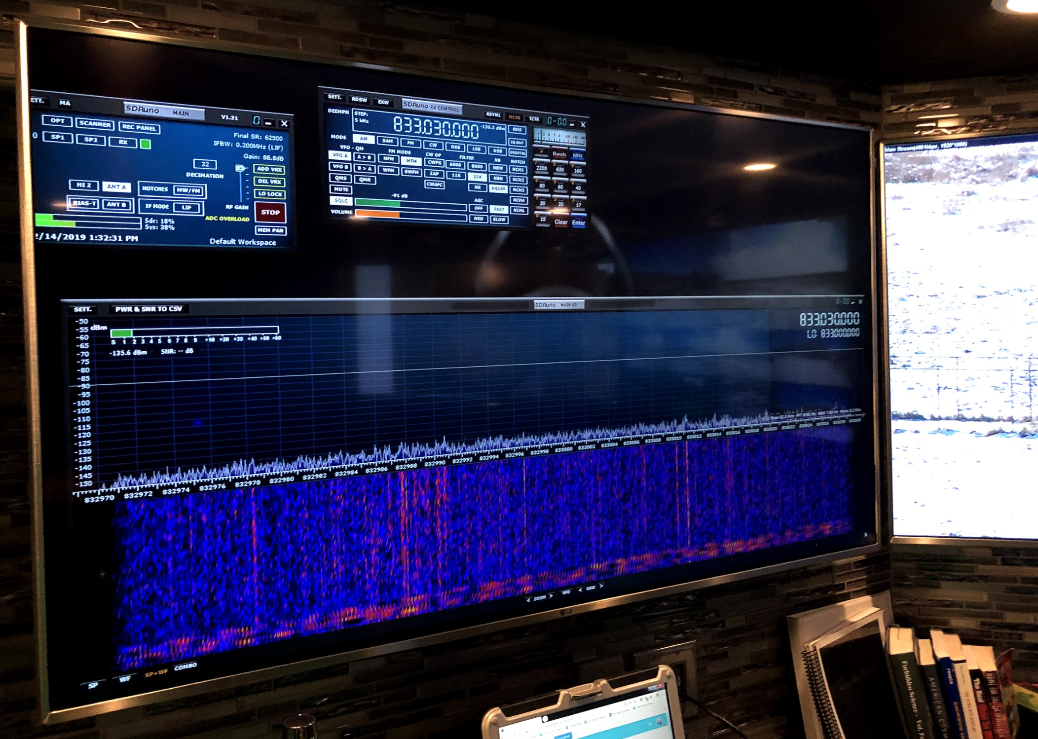 Ein Bildschirm, auf dem die Radiosignale in der Umgebung der Ranch angezeigt werden