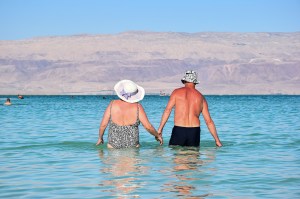 Pareja mayor en el mar
