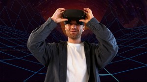 Autor Steven Meyer trägt eine VR-Brille